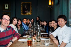 趙楓 (左一) 跟導師 Professor Eric Lam (左四) 及同學在倫敦慶祝聖誕。